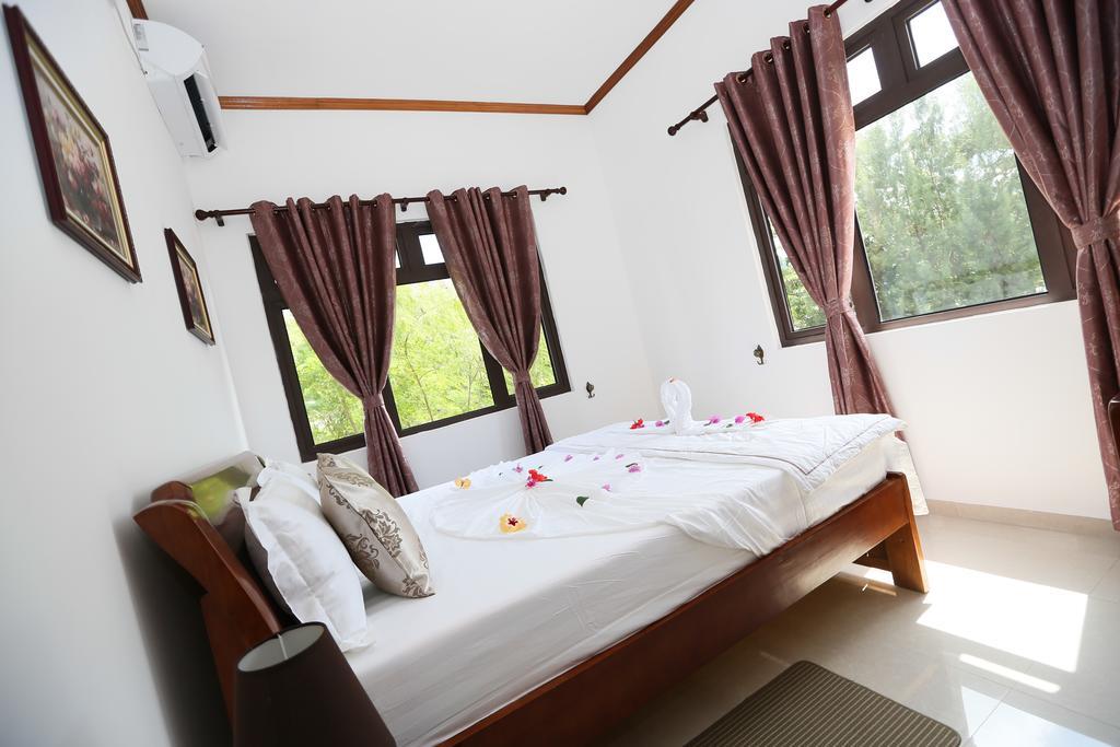 Lone Self-Catering Apartment Baie Sainte Anne Luaran gambar