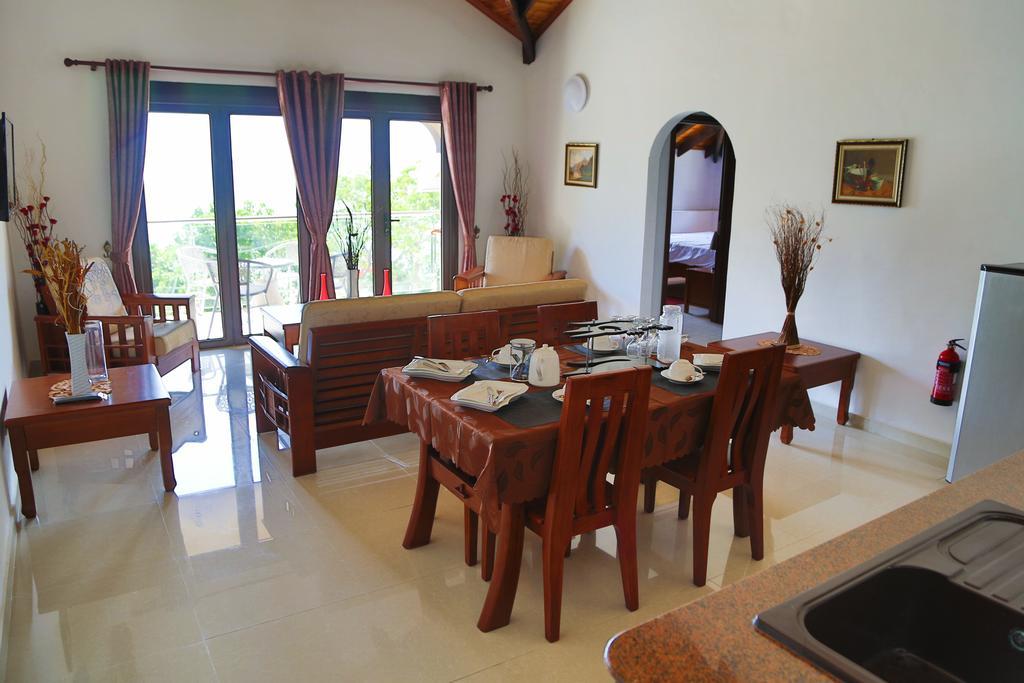 Lone Self-Catering Apartment Baie Sainte Anne Luaran gambar