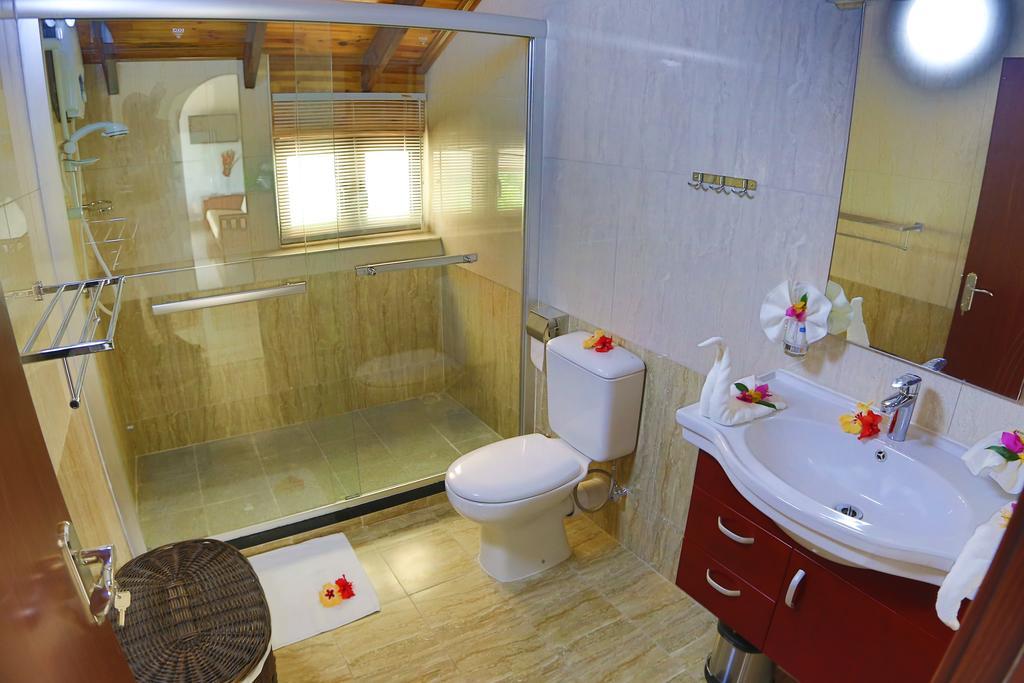 Lone Self-Catering Apartment Baie Sainte Anne Luaran gambar