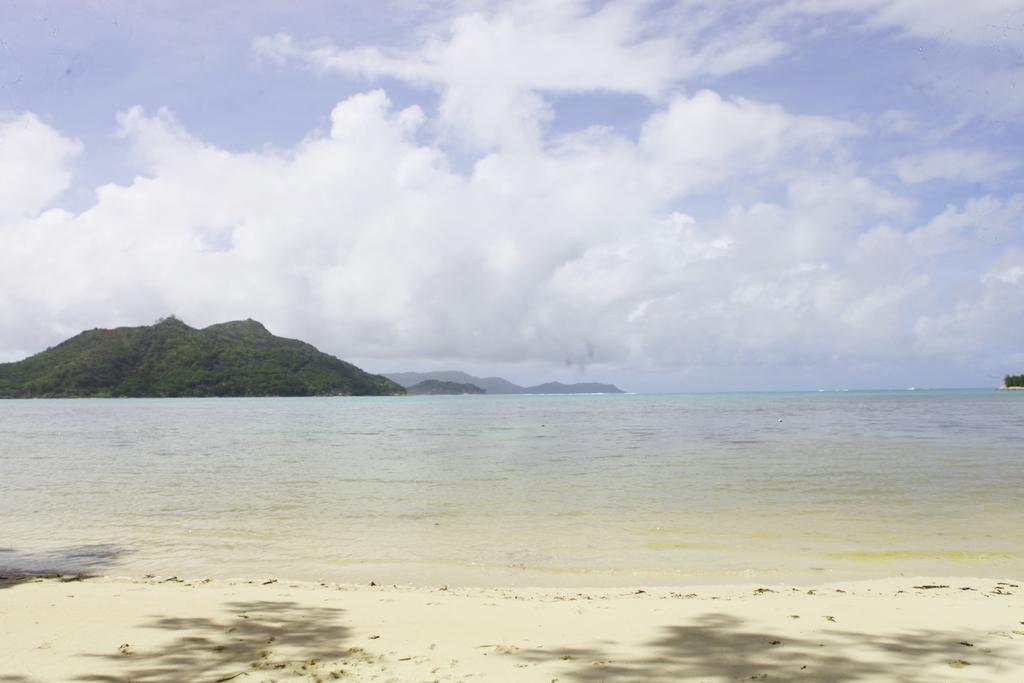 Lone Self-Catering Apartment Baie Sainte Anne Luaran gambar