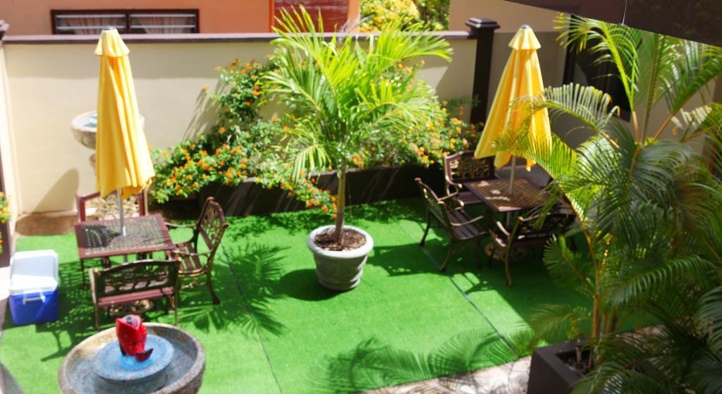 Lone Self-Catering Apartment Baie Sainte Anne Luaran gambar