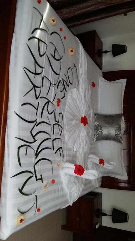Lone Self-Catering Apartment Baie Sainte Anne Luaran gambar