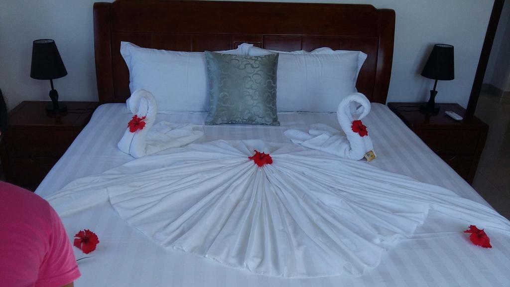Lone Self-Catering Apartment Baie Sainte Anne Luaran gambar